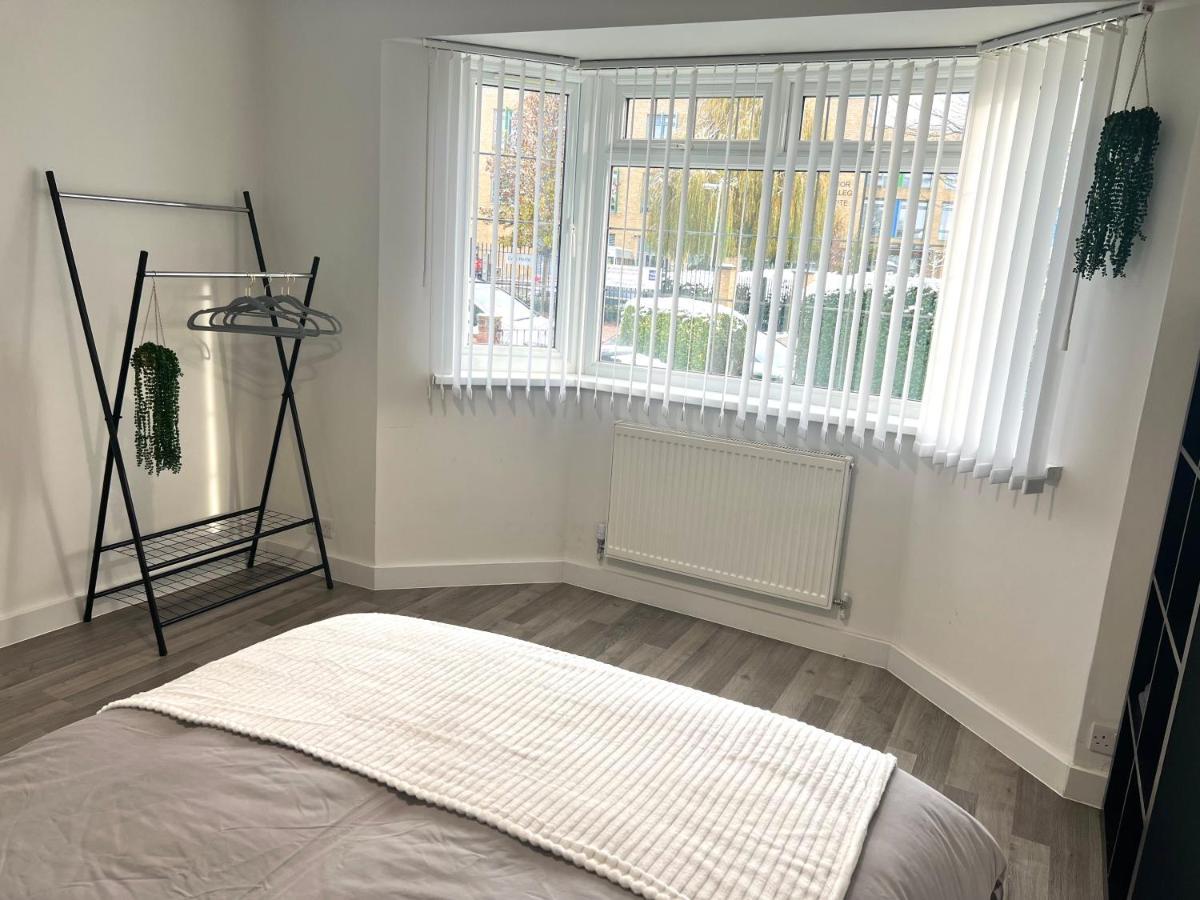 Modern Double Room With Fire Tv Londra Esterno foto