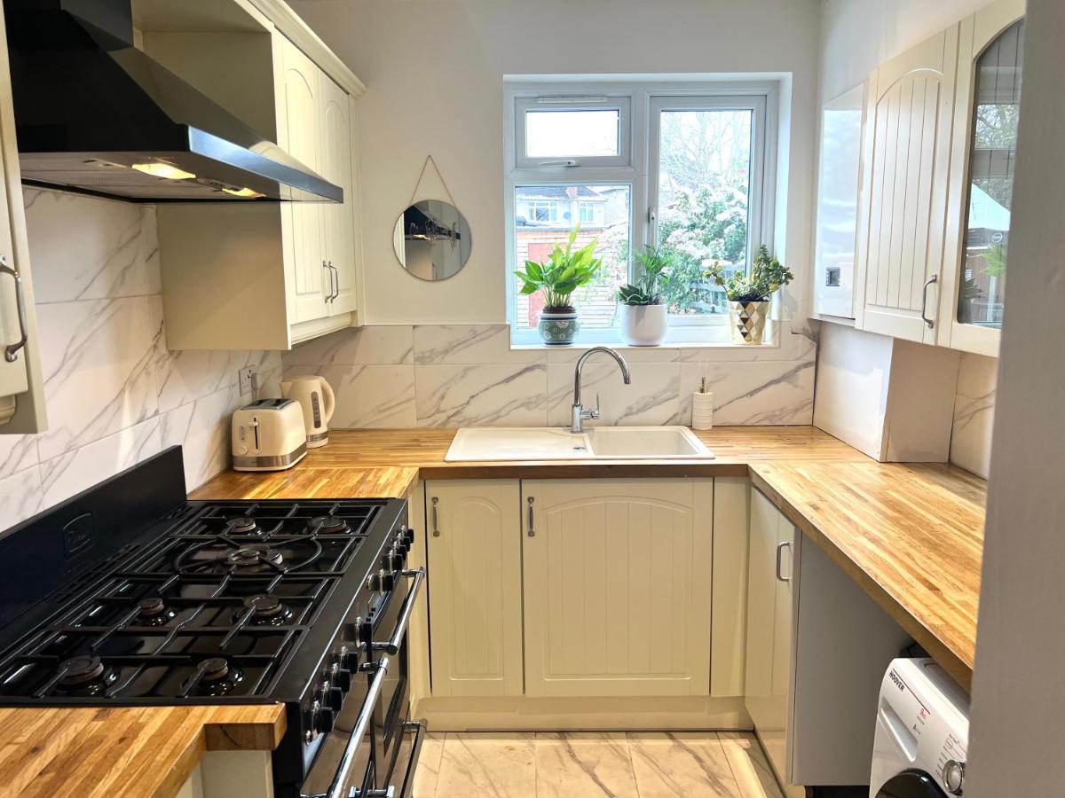 Modern Double Room With Fire Tv Londra Esterno foto