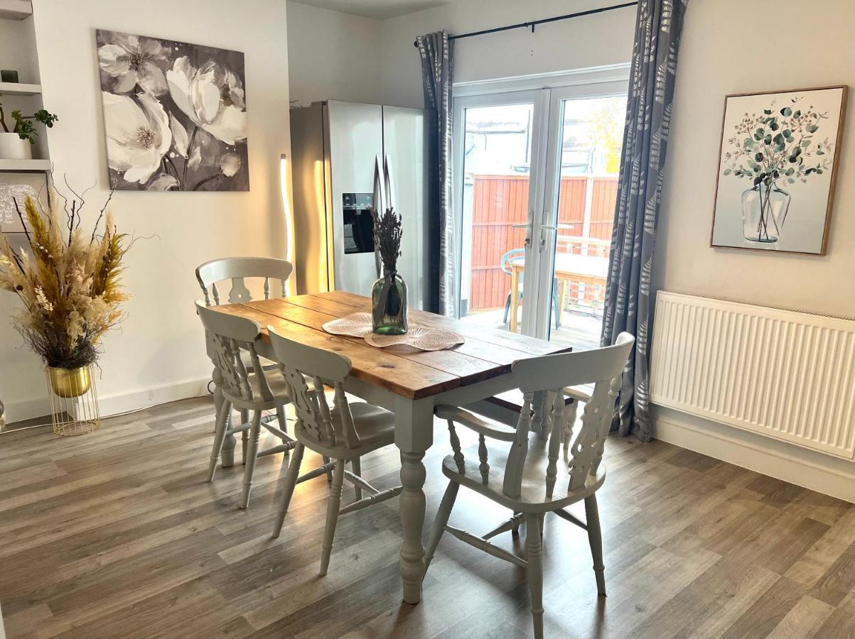 Modern Double Room With Fire Tv Londra Esterno foto