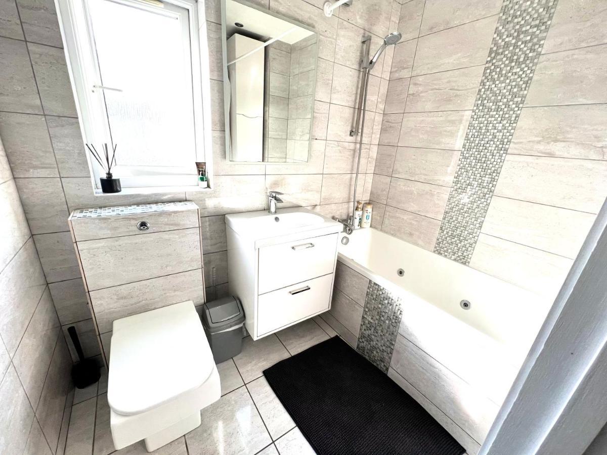 Modern Double Room With Fire Tv Londra Esterno foto